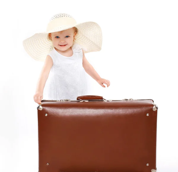 Ragazzina con cappello estivo di paglia e valigia, viaggio , — Foto Stock