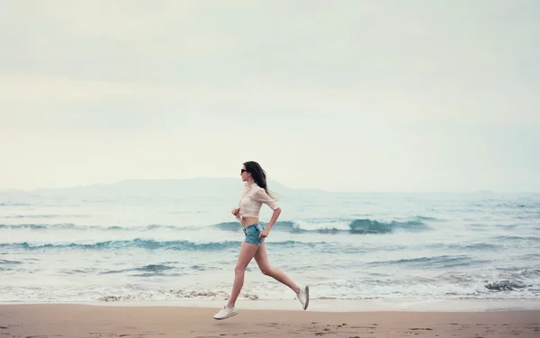 Fille court matin près de la côte de la mer — Photo