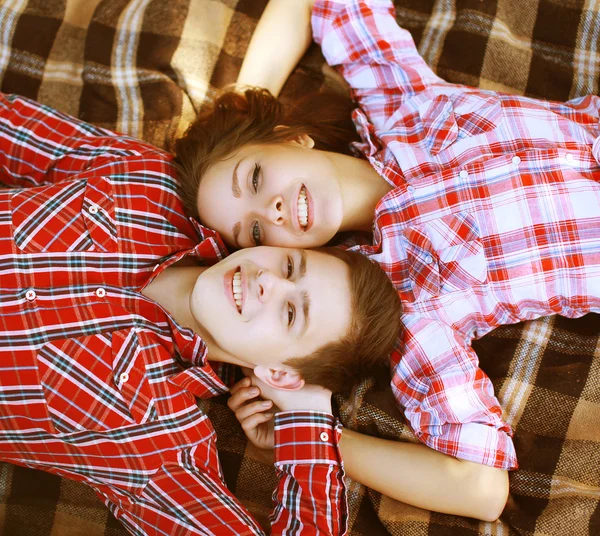 Jovens cool feliz juntos se divertindo no amor, namorado e gir — Fotografia de Stock