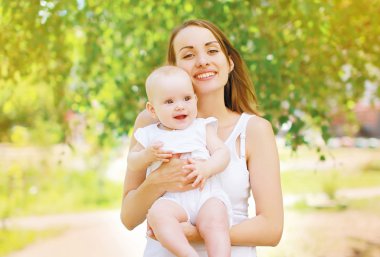 pozitif anne ve çocuk having fun yaz