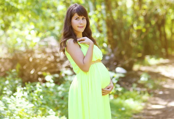 Krásná těhotná žena pózuje venku — Stock fotografie