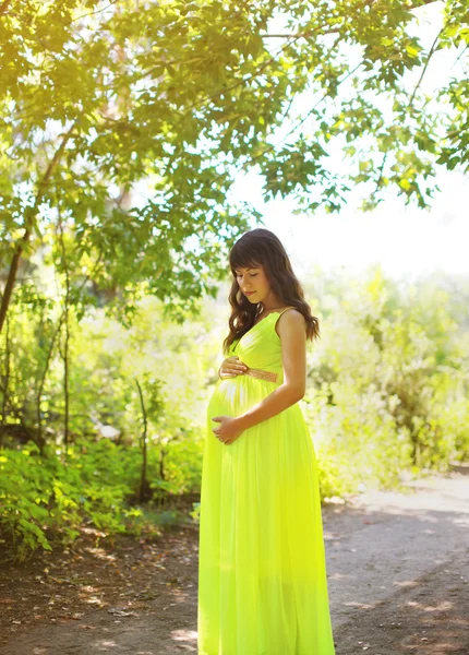 Mujer embarazada elegante en vestido al aire libre verano —  Fotos de Stock