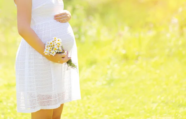 Preciosa mujer embarazada con flores en verano día soleado, m tierno —  Fotos de Stock