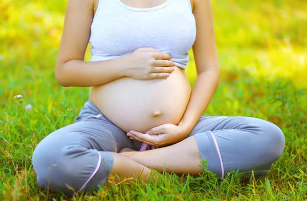 Pregnant woman yoga outdoors — Stock Photo, Image