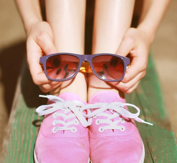 Rosa cool girl, scarpe da ginnastica e occhiali da sole, moda, estate, gioventù — Foto Stock