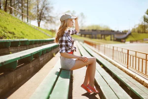 Vacker kvinna poserar i urban stil, gatumode — Stockfoto