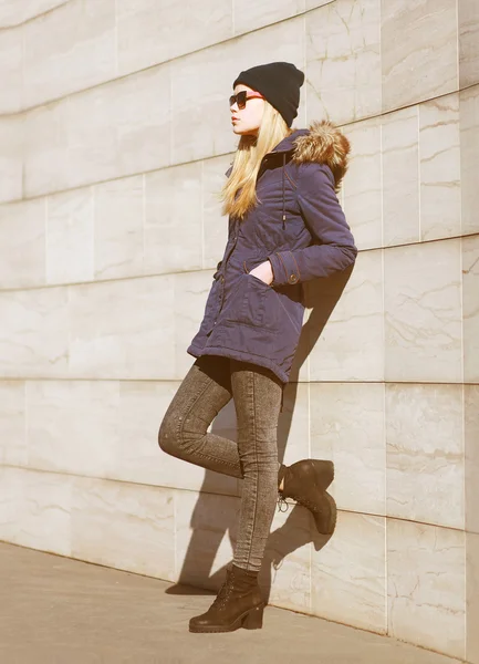 Street fashion, stylish hipster girl posing in the city — Stock Photo, Image