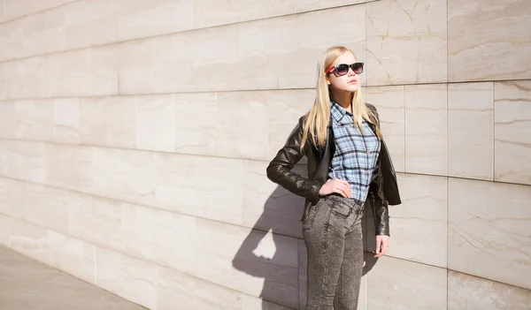 Sokak moda, deri ceket ve sunglas şık genç kız — Stok fotoğraf