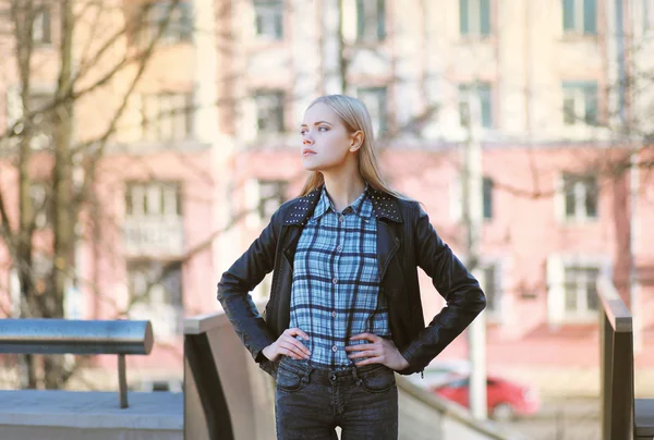 Fille élégante rocker posant dans la ville — Photo