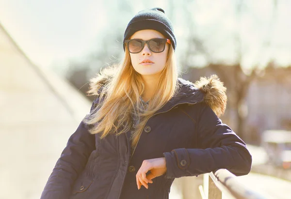 Menina hipster elegante posando na cidade um dia quente, fot de moda — Fotografia de Stock