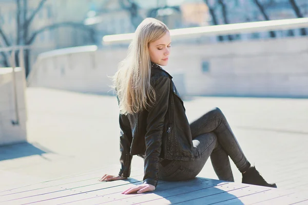 Tineri senzual fata blonda posing în the oraș — Fotografie, imagine de stoc