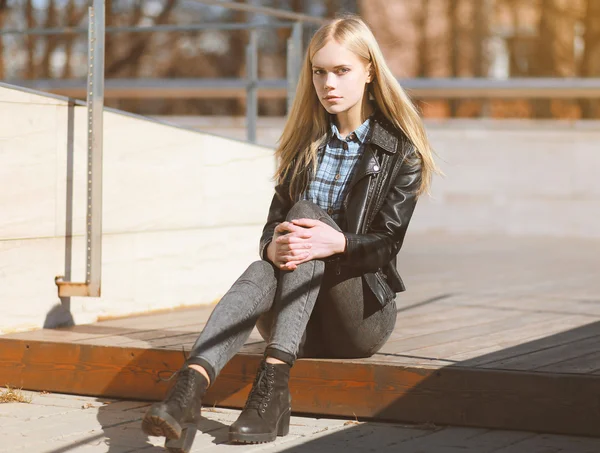 Attraktiv blond tjej med vackra långa hår på en solig dag — Stockfoto