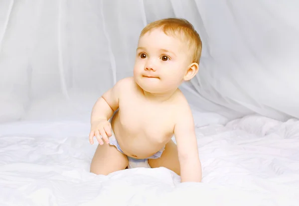 Baby auf dem Bett — Stockfoto