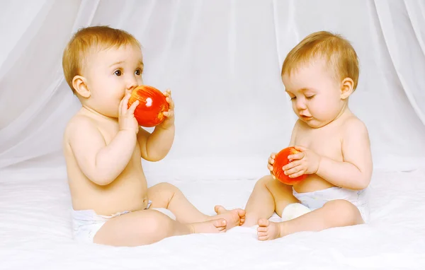 Two kids twins on the bed — Stock Photo, Image