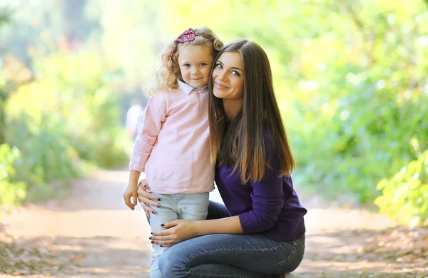 Anne ve çocuk parkta yürüyor. — Stok fotoğraf