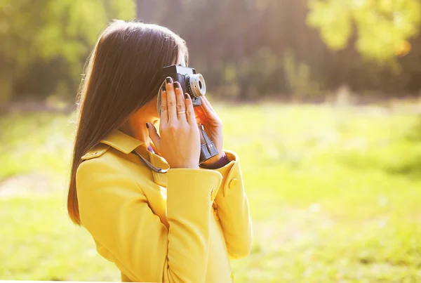 Portrait pretty woman with camera autumn — Stock Photo, Image