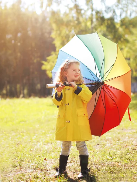 Bambino positivo con ombrello colorato nella giornata autunnale — Foto Stock