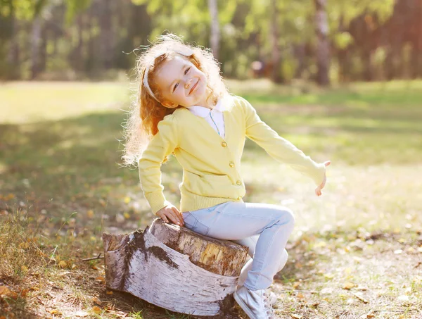 Sonbahar güneşli bir günde eğleniyor olumlu küçük çocuk — Stok fotoğraf