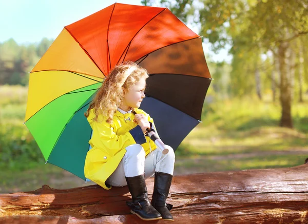 Jesień zdjęcie, małe dziecko z kolorowy parasol na zewnątrz — Zdjęcie stockowe