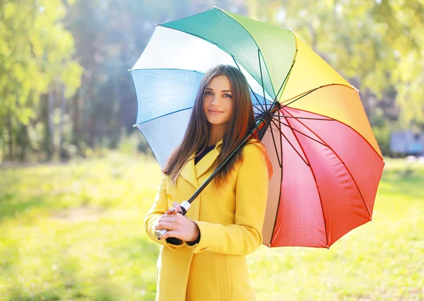 Hermosa mujer con paraguas de colores, chica bonita posando en au — Foto de Stock