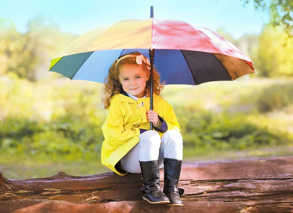 Autunno ritratto bambino piccolo con ombrello colorato all'aperto — Foto Stock