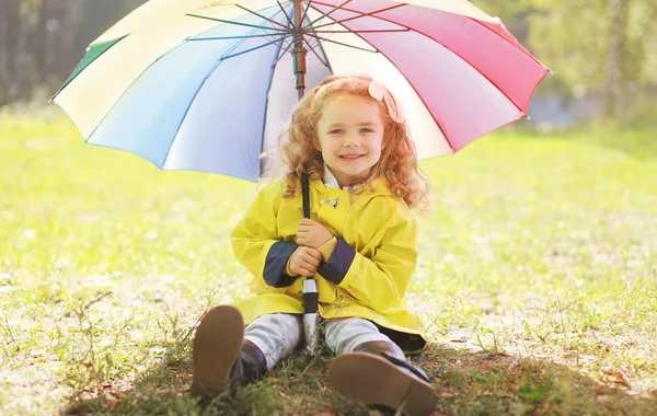 Charmante lachende meisje met kleurrijke paraplu herfst — Stockfoto