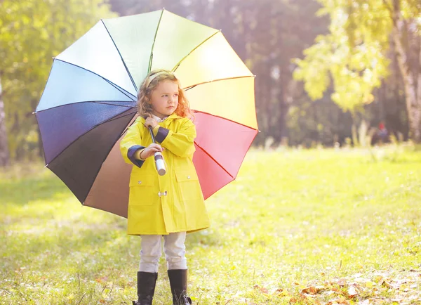 Niño con paraguas colorido caminando otoño —  Fotos de Stock