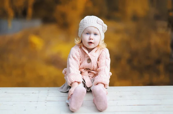 Bonito engraçado menina criança — Fotografia de Stock