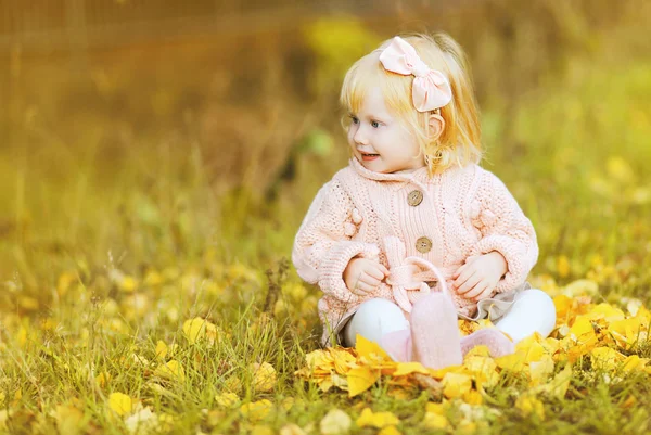 Schattig meisje in herfstdag — Stockfoto