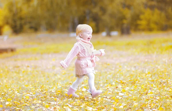 Criança positiva se divertindo no dia de outono — Fotografia de Stock