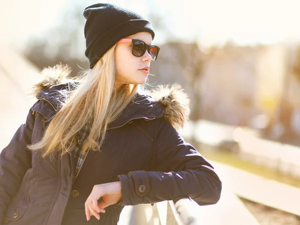 Retrato de moda chica hipster en la ciudad en el día soleado, calle f Imágenes de stock libres de derechos