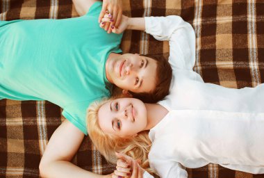 güzel çift ekose sonbahar üzerinde yalan aşık