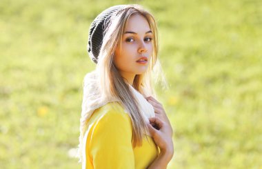 güneşli günde şapkalı güzel kadın portre