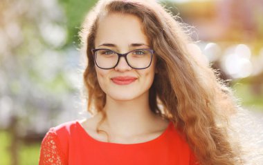 Gözlüklü şirin gülümseyen kadın