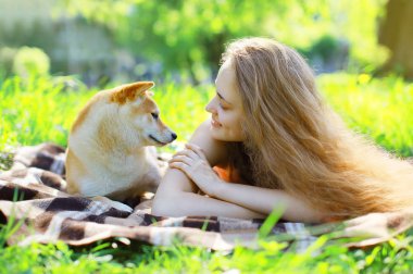 köpek ve sahibi yaz çim