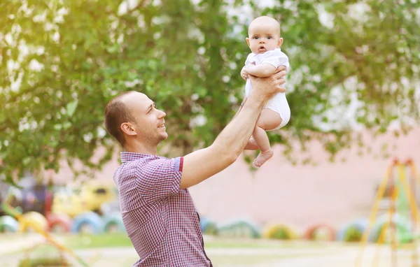 Glücklicher Vater mit Kind an einem Sommertag — Stockfoto