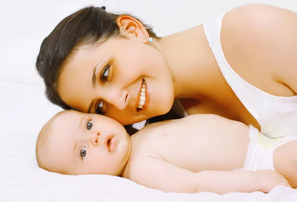 Mãe feliz e bebê na cama — Fotografia de Stock