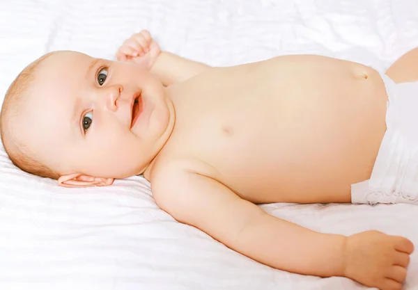 Kleine baby liggend in de slaapkamer — Stockfoto