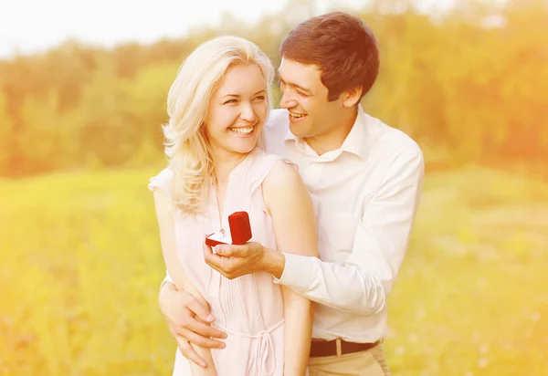 Coppia felice, anello, fidanzamento, matrimonio - concetto — Foto Stock