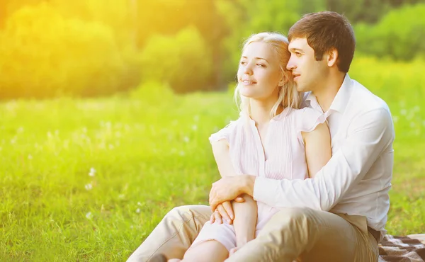 Casal apaixonado apreciando a natureza — Fotografia de Stock