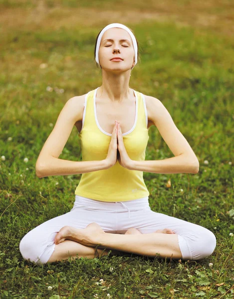 Yoga, Meditation, Entspannung - Konzept, Frau im Gras macht Exer — Stockfoto