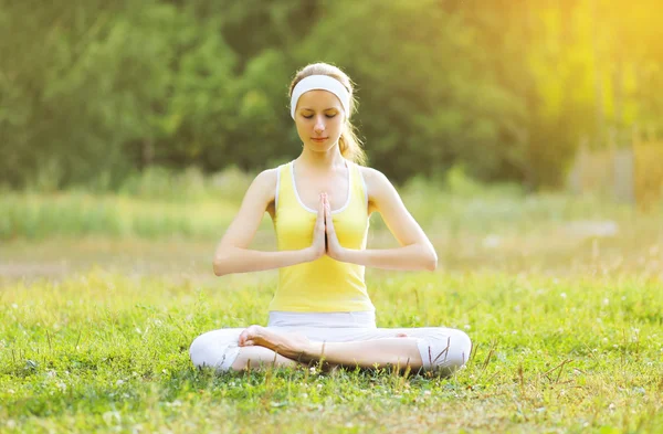 Yoga fille médite en plein air — Photo