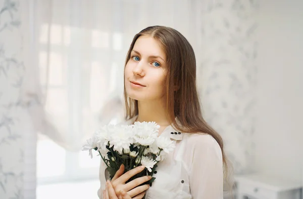 Porträtt av en söt ung tjej med blommor — Stockfoto