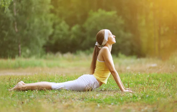 Olahraga, kebugaran, yoga - konsep, wanita berolahraga di luar ruangan — Stok Foto