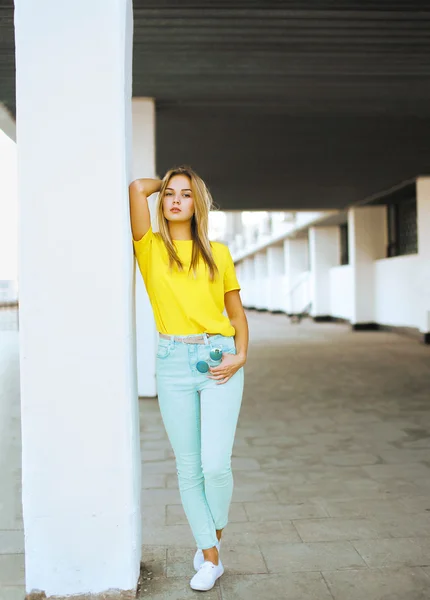 Mujer bastante sexy posando en la ciudad, moda callejera —  Fotos de Stock