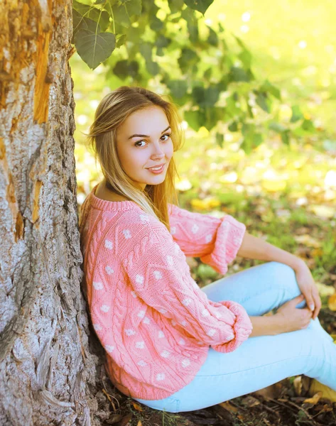 Jolie fille dans le parc d'automne — Photo