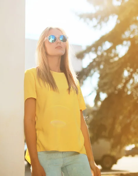 Mody ulicznej i ludzie - koncepcja, stylowy ładny w słońcu — Zdjęcie stockowe