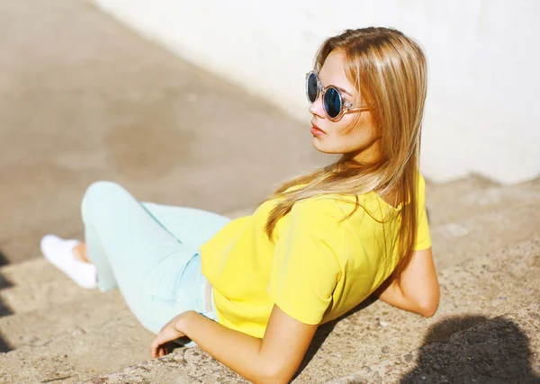 Rua moda, elegante menina bonita hipster em óculos de sol posando — Fotografia de Stock