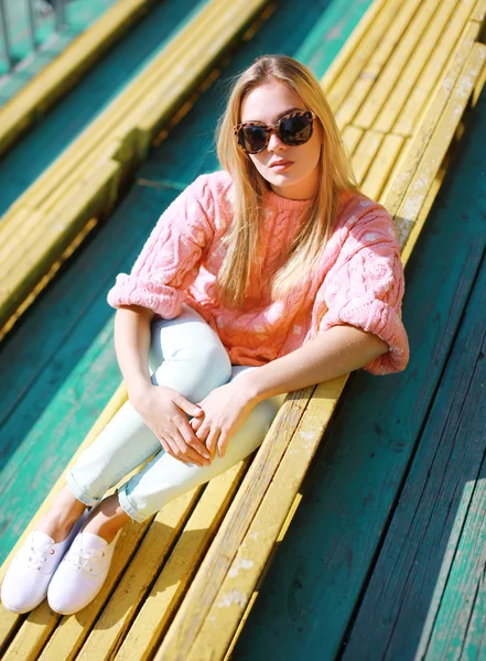 Mujer bonita con estilo en gafas de sol en la ciudad —  Fotos de Stock