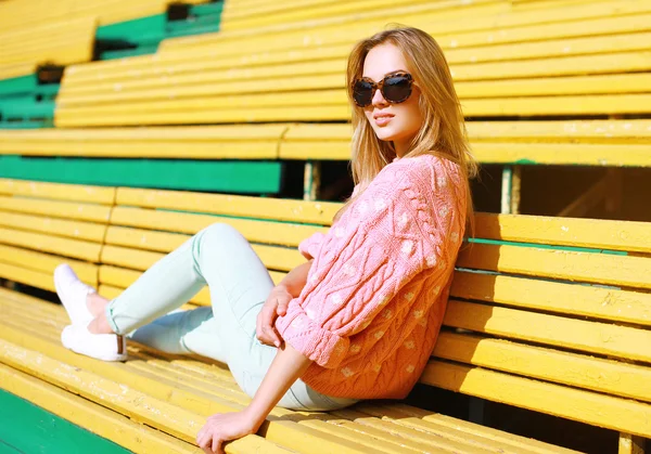 Mulher bonita elegante em óculos de sol posando na cidade — Fotografia de Stock